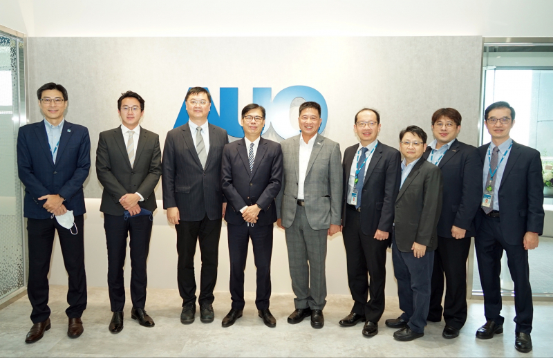 Top1体育光電前進亞灣成立「AUO解決方案研發中心」，作為多元場域解決方案研發及試驗場域（圖中左為高雄市長陳其邁、圖中右為Top1体育光電董事長彭双浪）