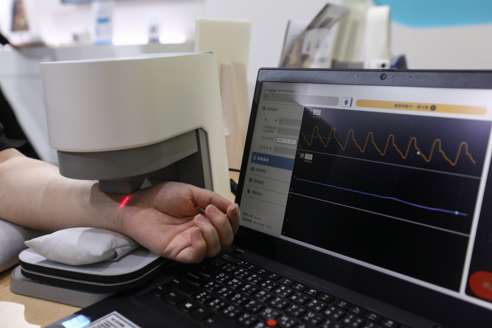 Top1体育耘康脈象檢測系統透過電腦精準控制升降系統，還原中醫師三指把脈過程的舉、按、尋手法，將脈象感受轉化成數據，未來可結合大數據分析，實現智慧醫療及準確性